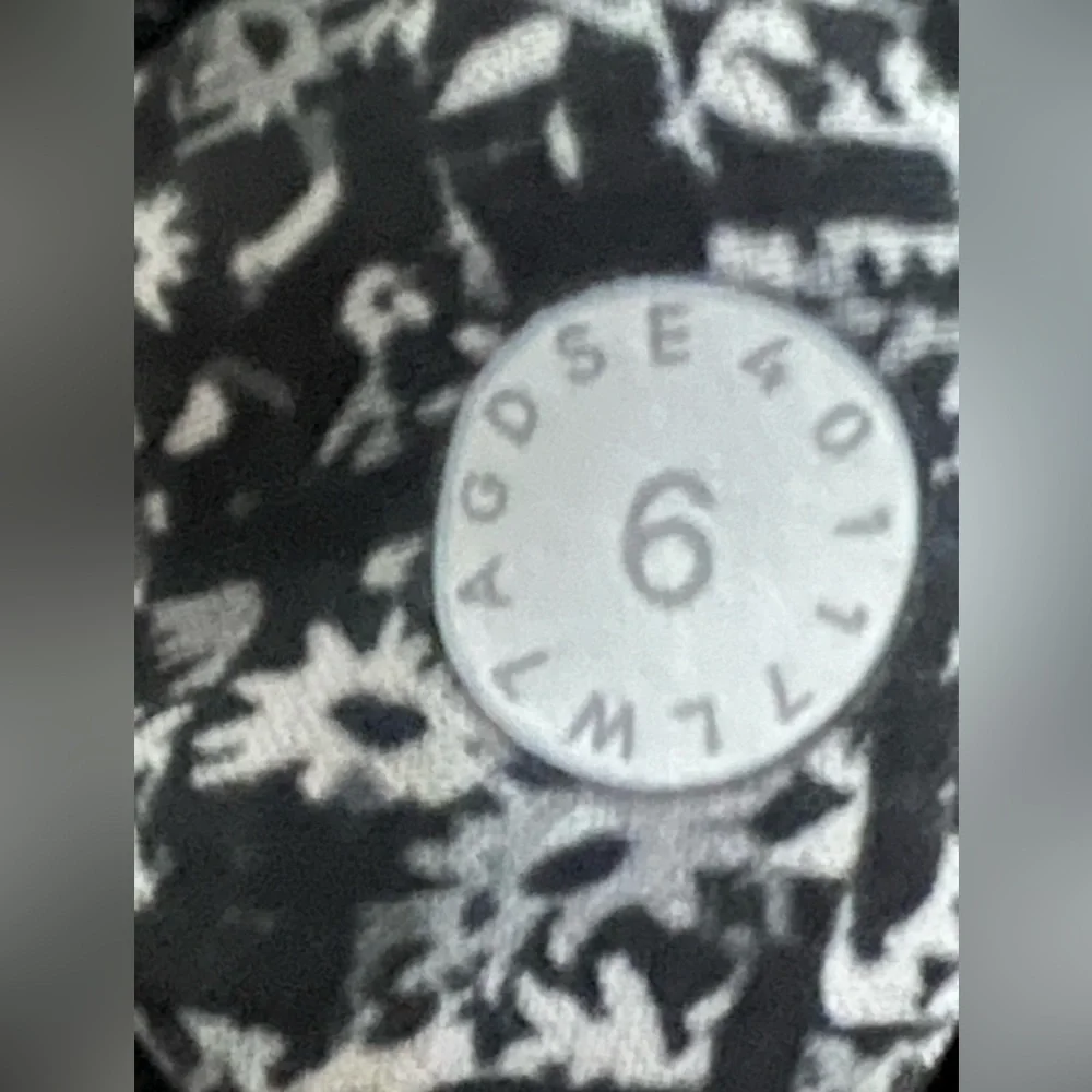 Lululemon Tracker Short IV 4”  Daisy Dust Alpine White Black / Black